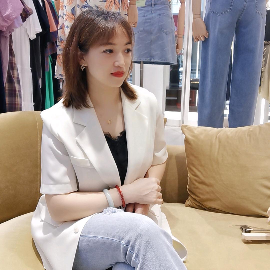 在龙胜卖品牌女装，贝茜妮女装的芳姐