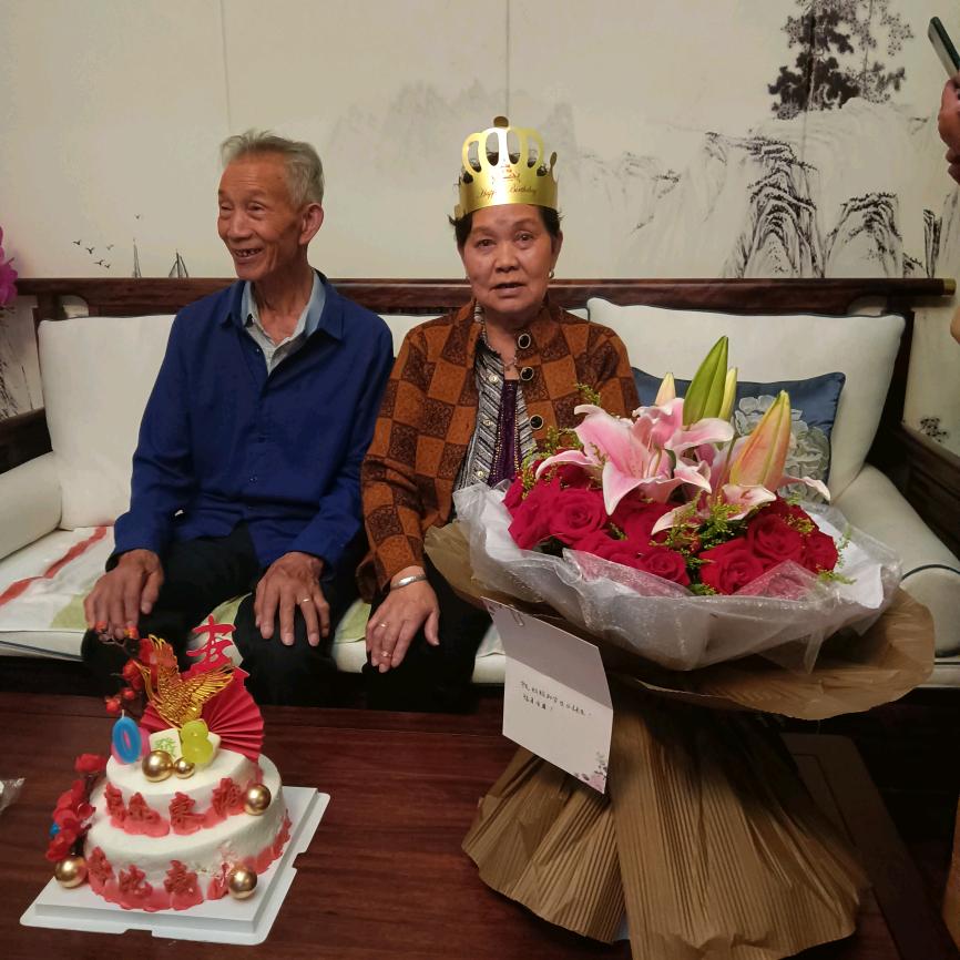 老佛爷有81岁了陪陪你们玩玩抖音