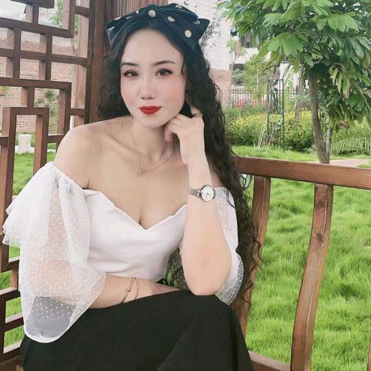 一个卖米线的小姑娘