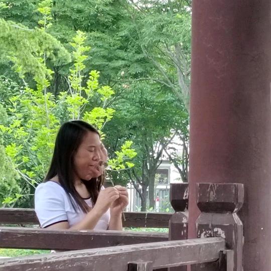 半脸女孩莹莹