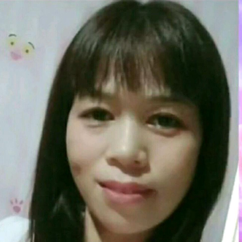 面带微笑