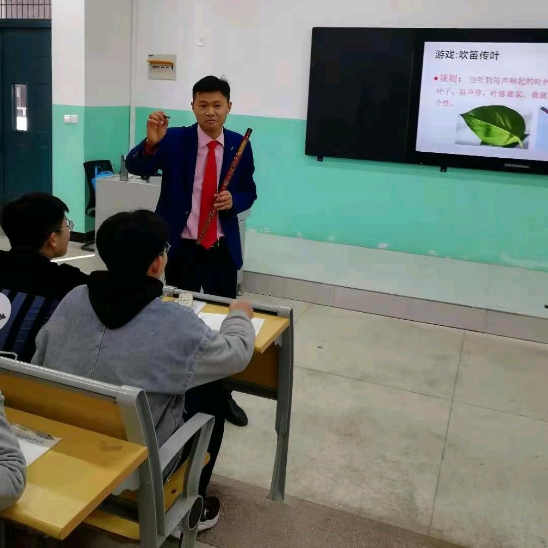 会吹笛子的父子俩