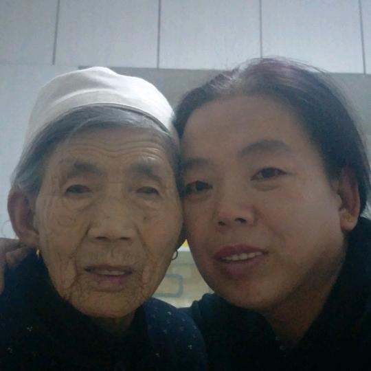 槐树湾爱红和90多岁老娘