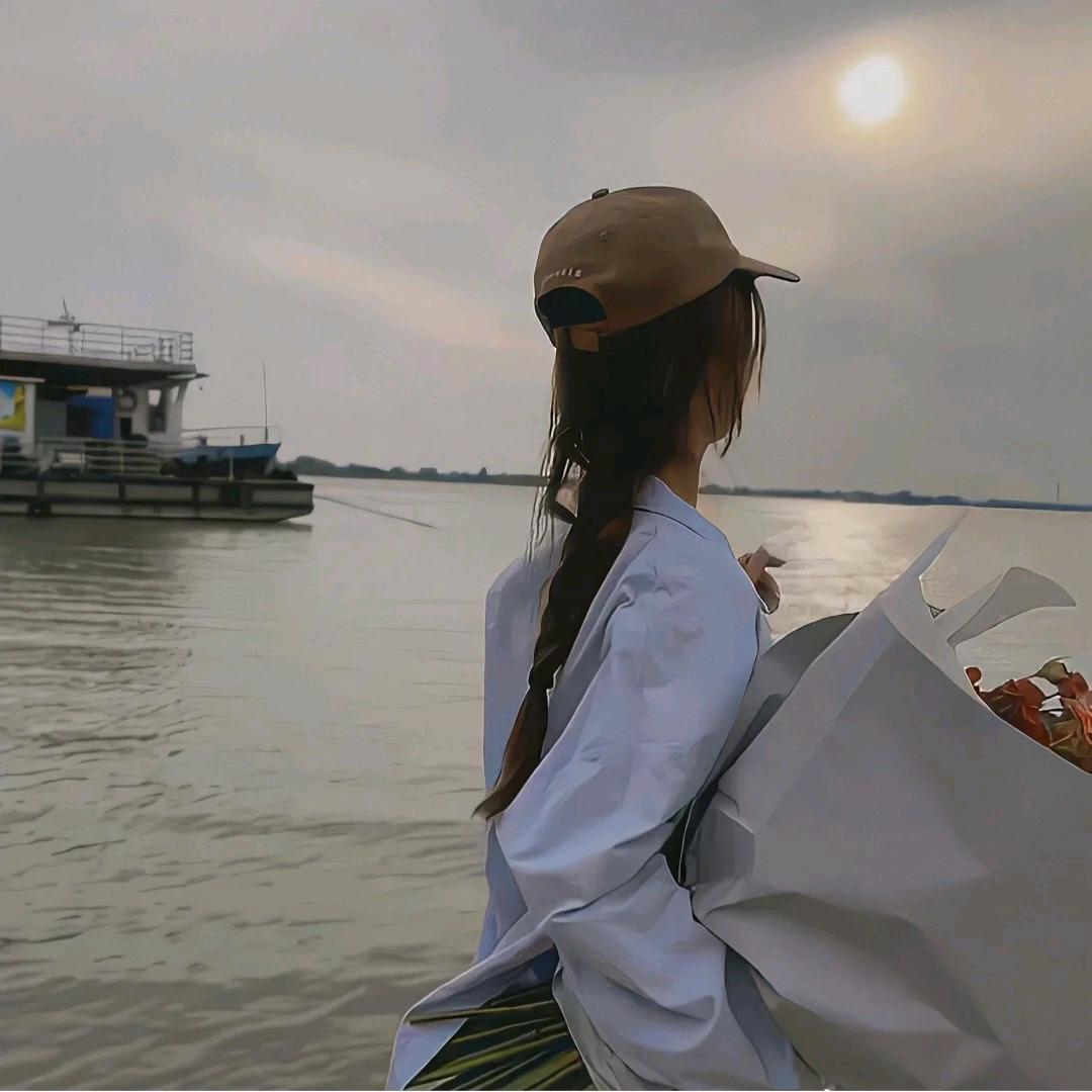 轻舟揽江月