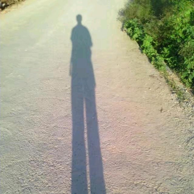 一个快乐的小男孩