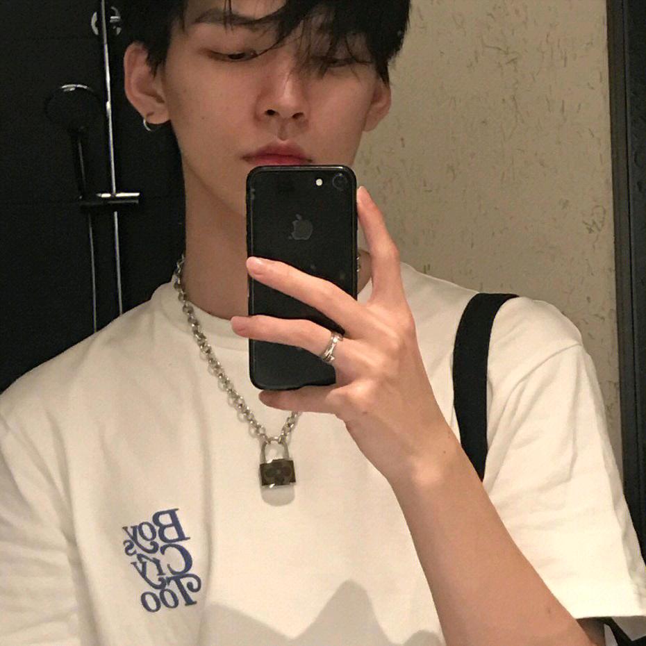 八十岁癫狂妩媚老汉跳莎莎舞