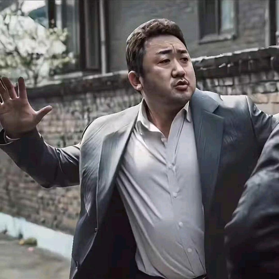 且