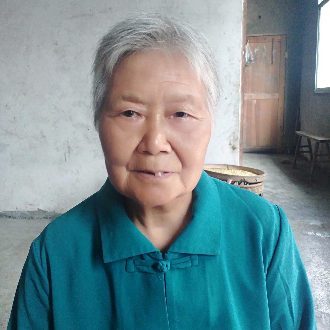 奶奶坚强