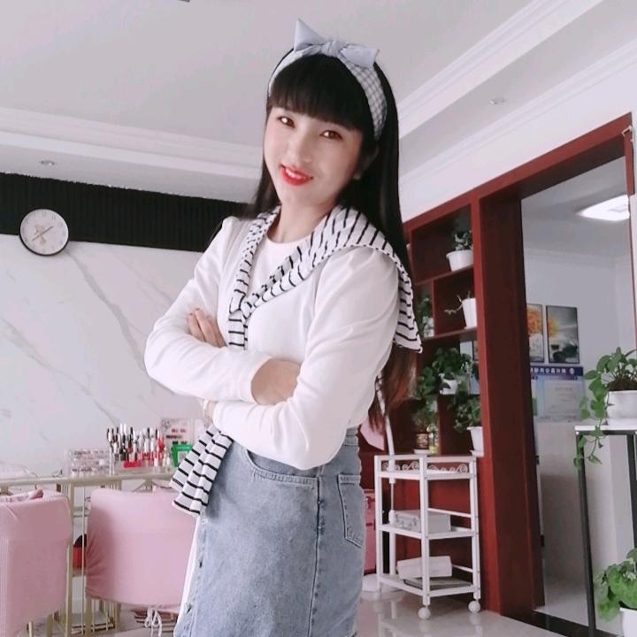 小思月，白族