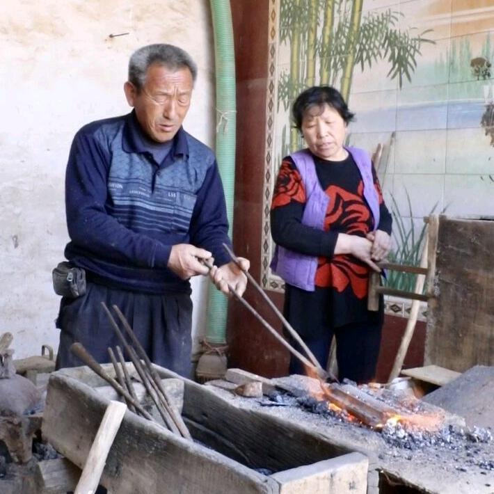 农村老爸妈非遗铁匠文化传承