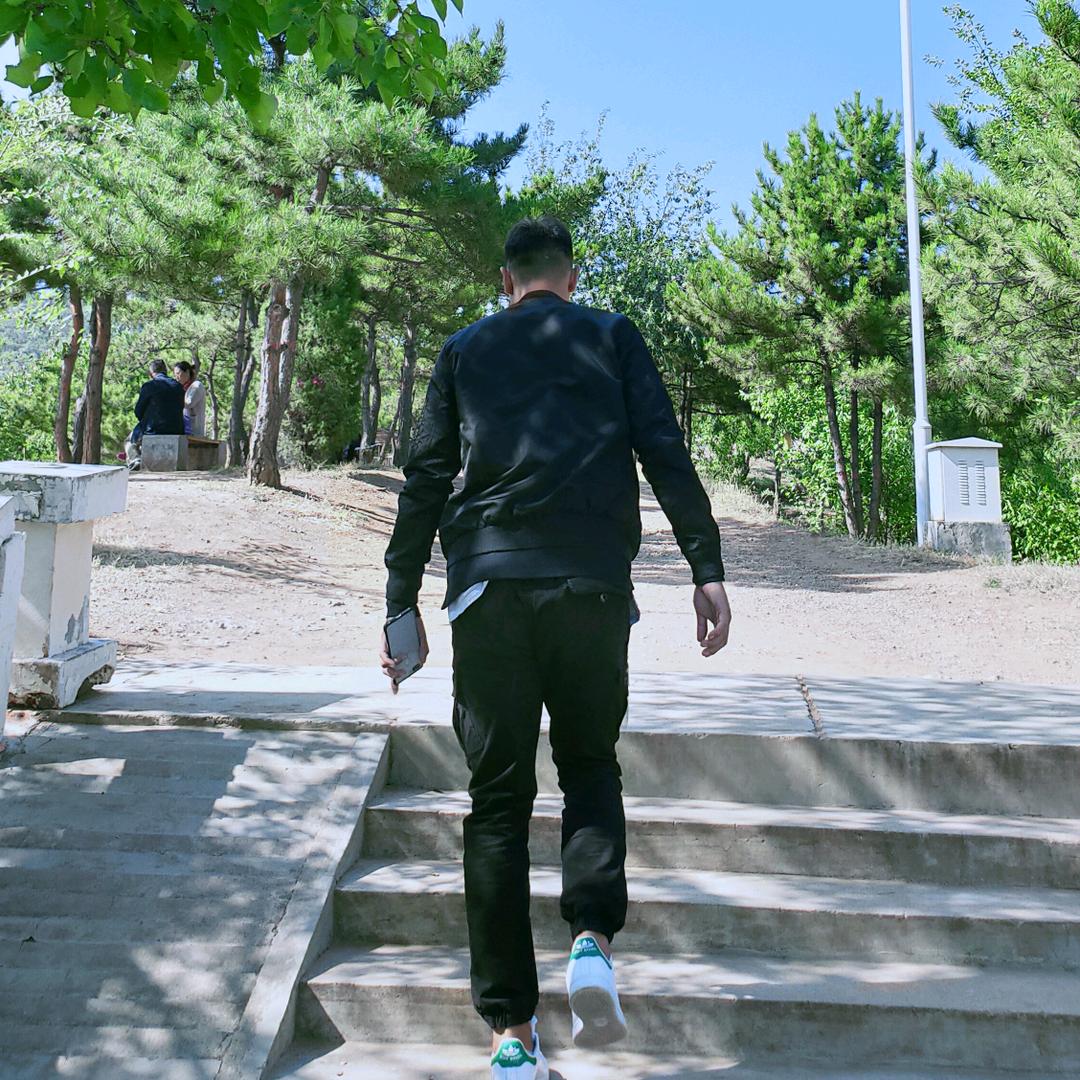 L。🚶🏻‍♂️