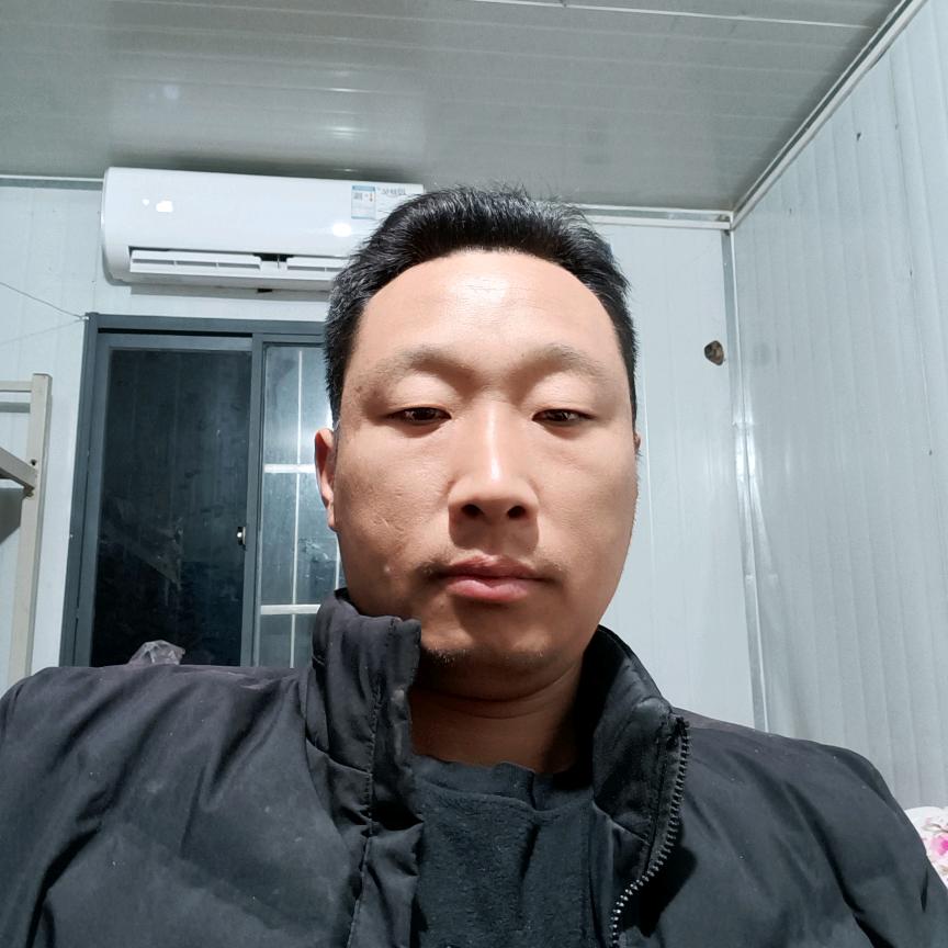 李…
