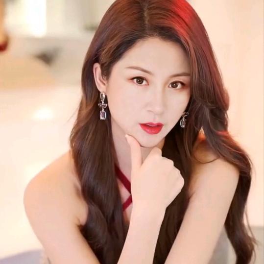 爱唱歌的兔牙妹