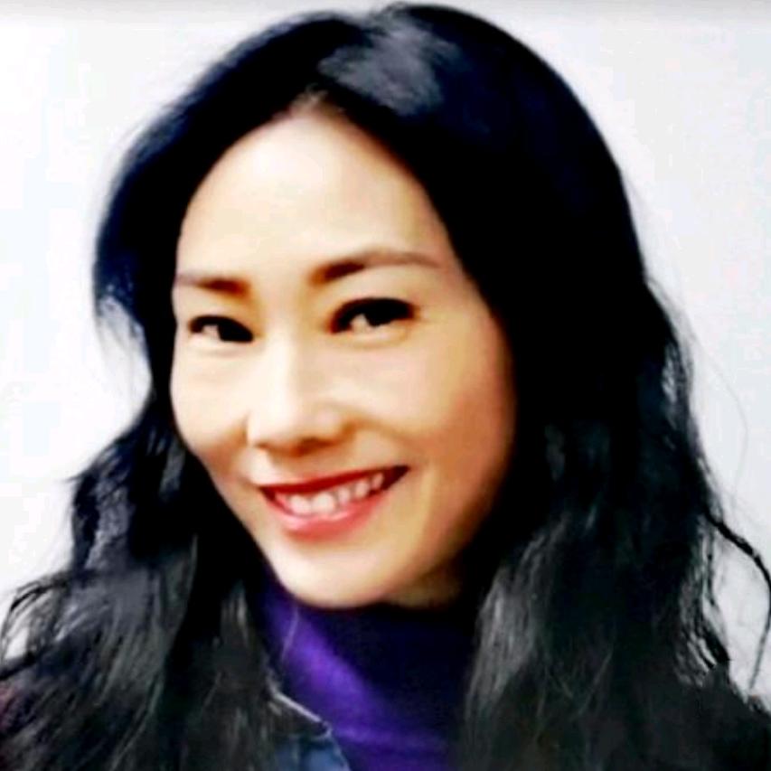 AY月月轻奢折扣女装
