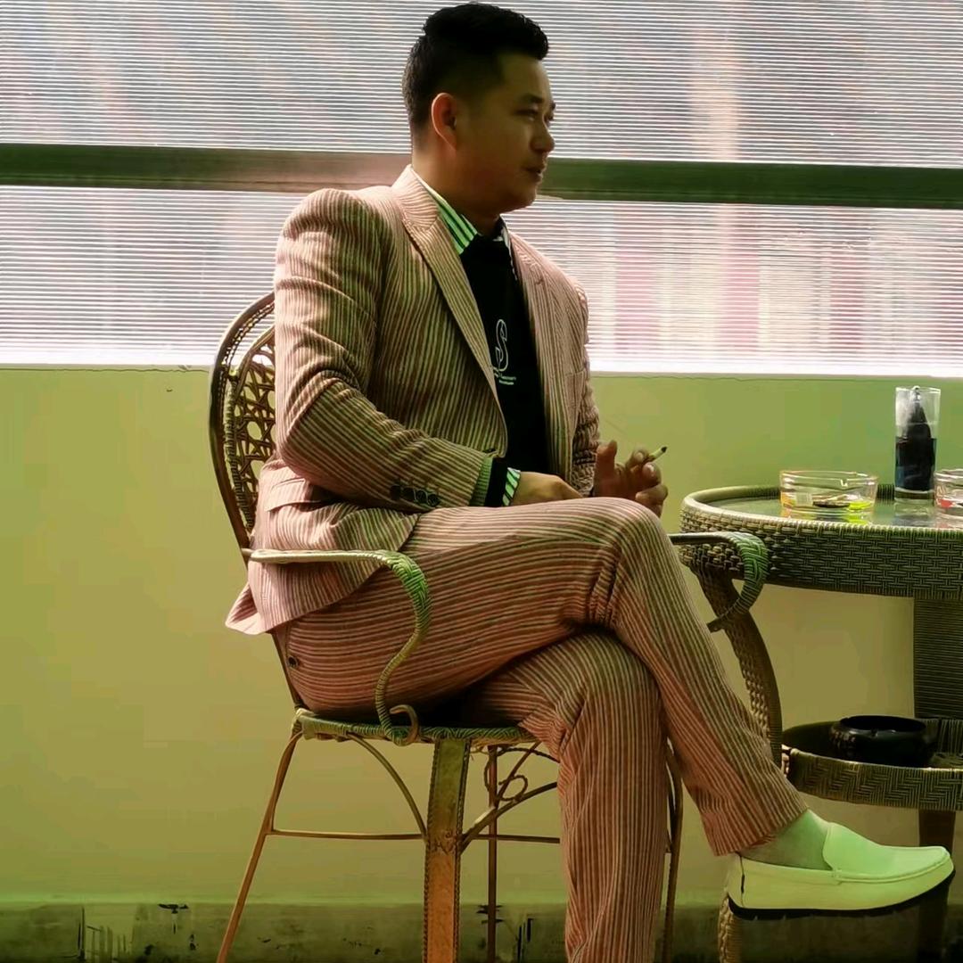 加源服饰有限公司。吴锡宏