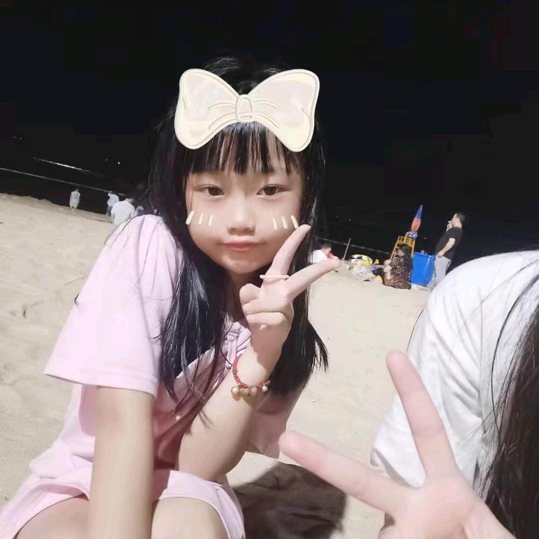 臭美的小女孩