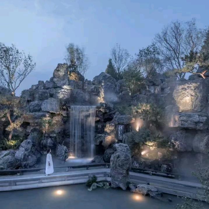 鸿灿假山鱼池小店