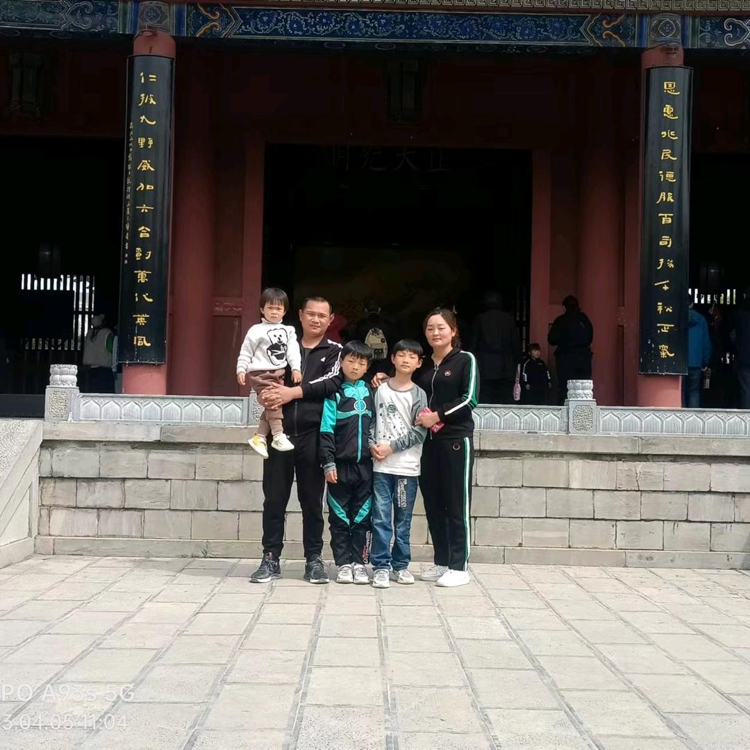 微笑着向前看