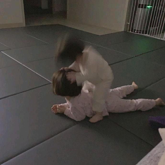 👪