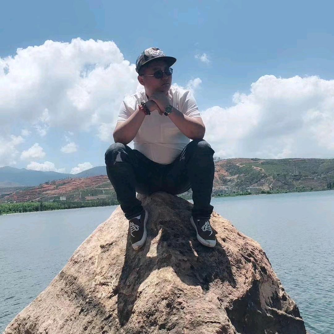 江西红狼服饰严选店