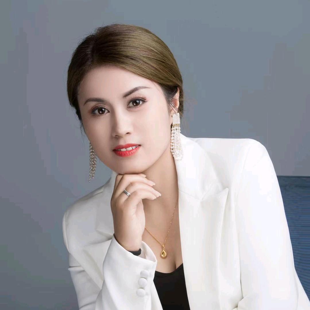 带宝妈龙女士