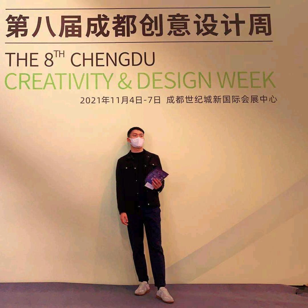展览 何巍