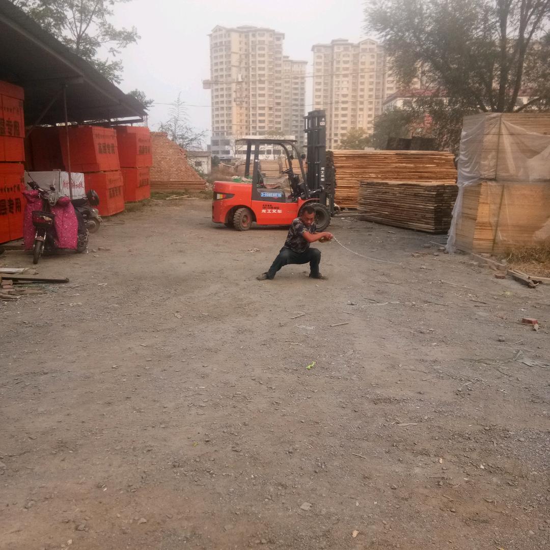 冬天冰雪里走的人