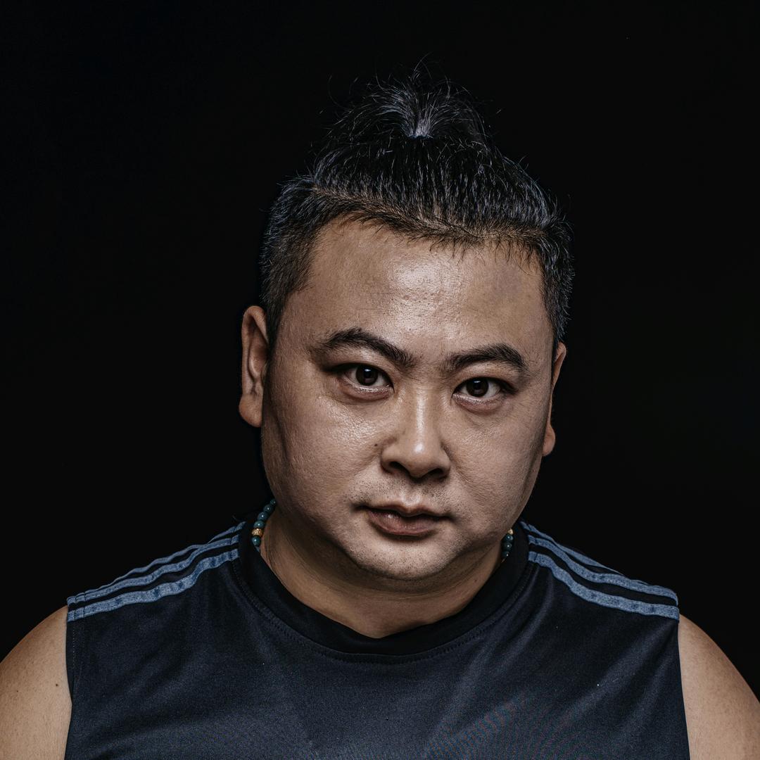 贪玩的大黑熊