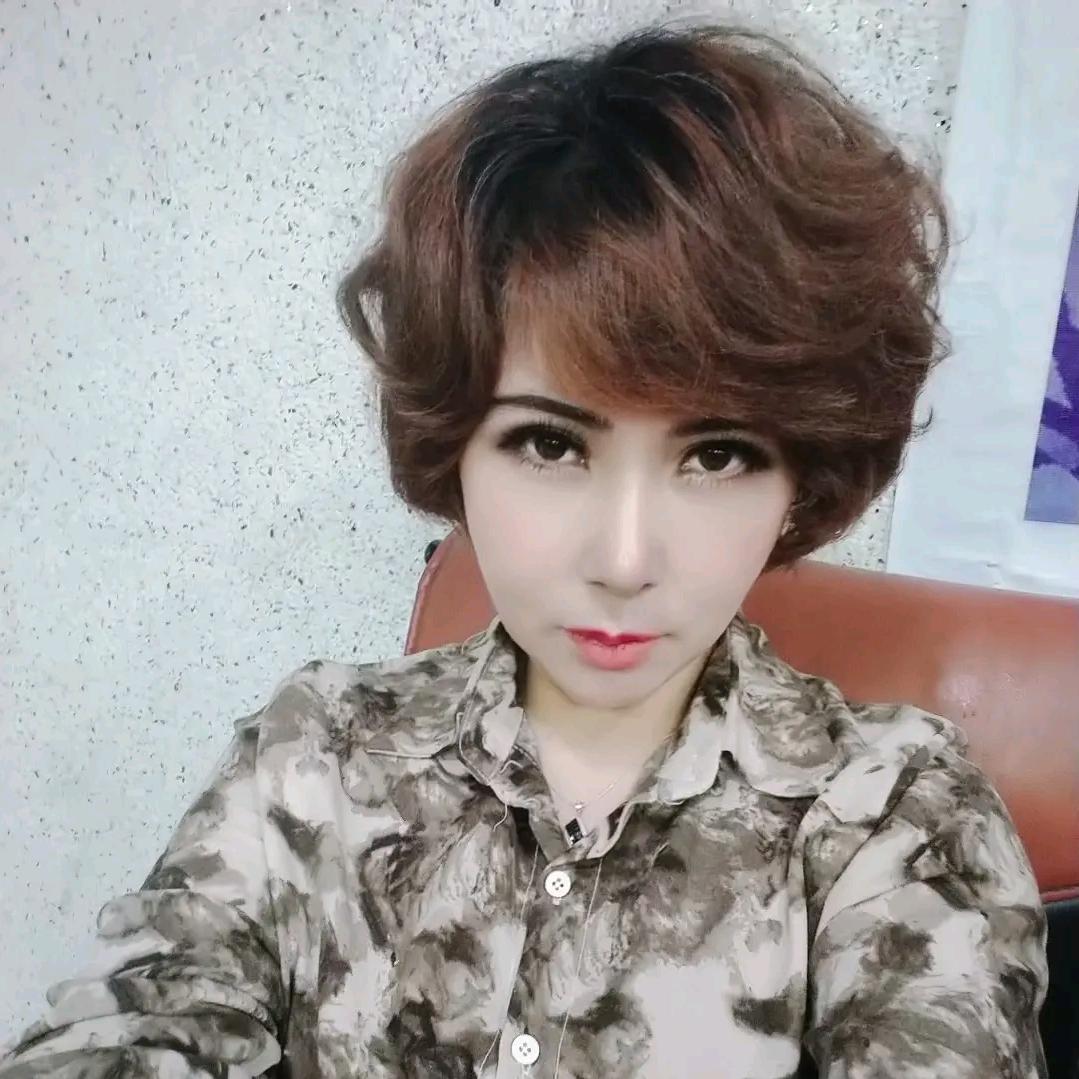 高级化妆师贵妇人美容美发