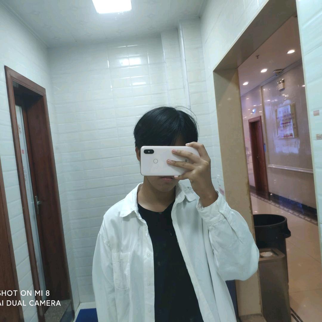 小霖是爱哭鬼。