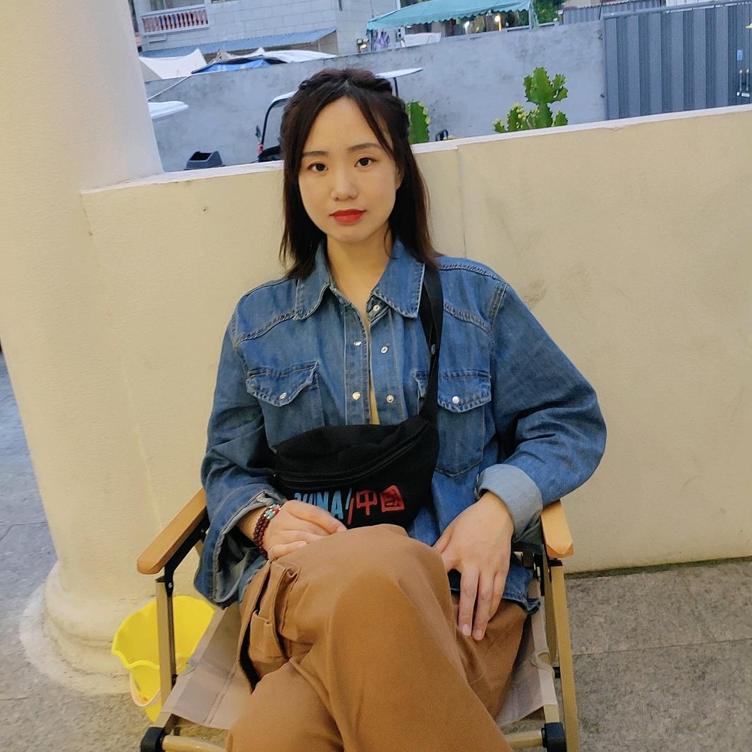 在树下哦