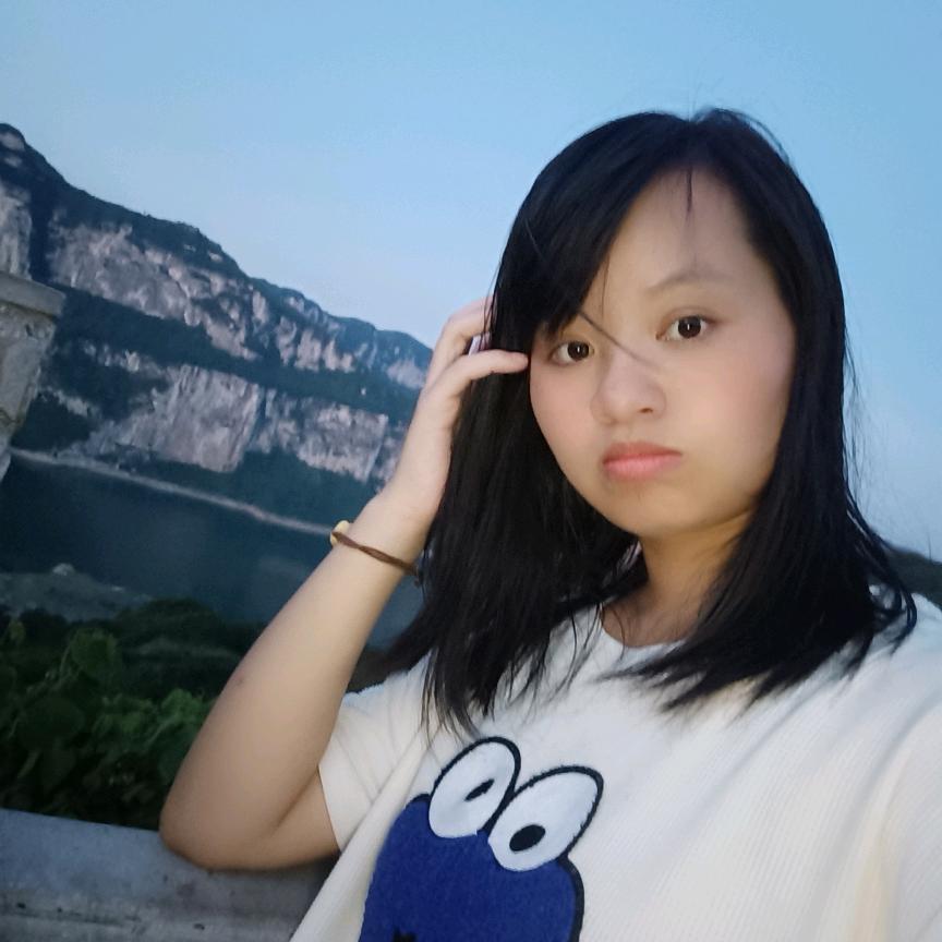 是小何哦😐