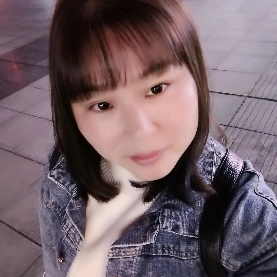 面带微笑