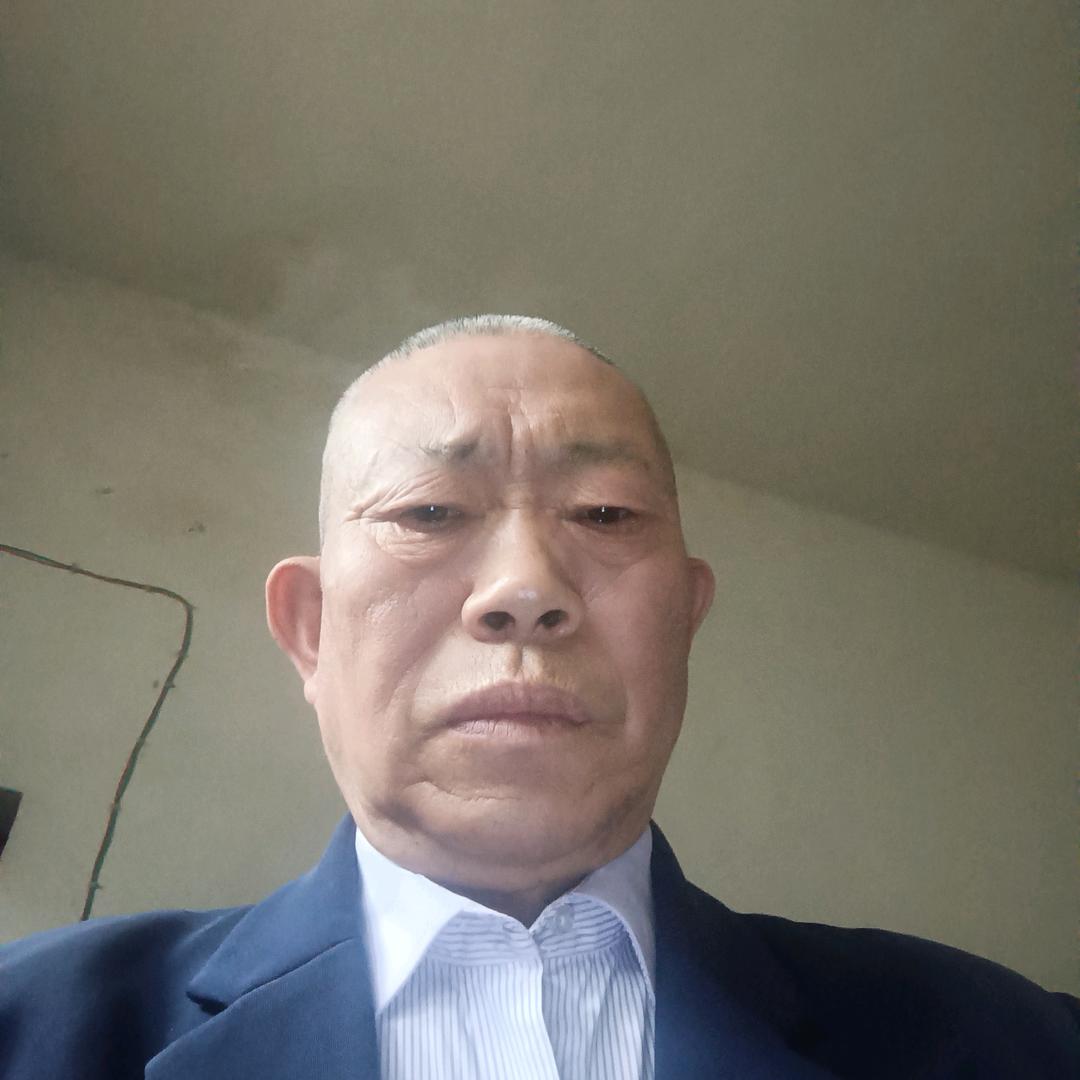 陈其忠桐梓县蟠龙油草社区