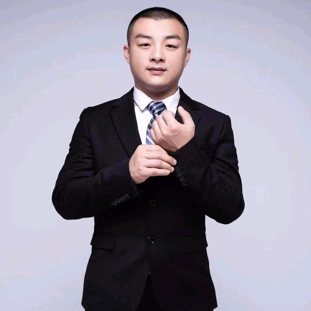 低调的小何
