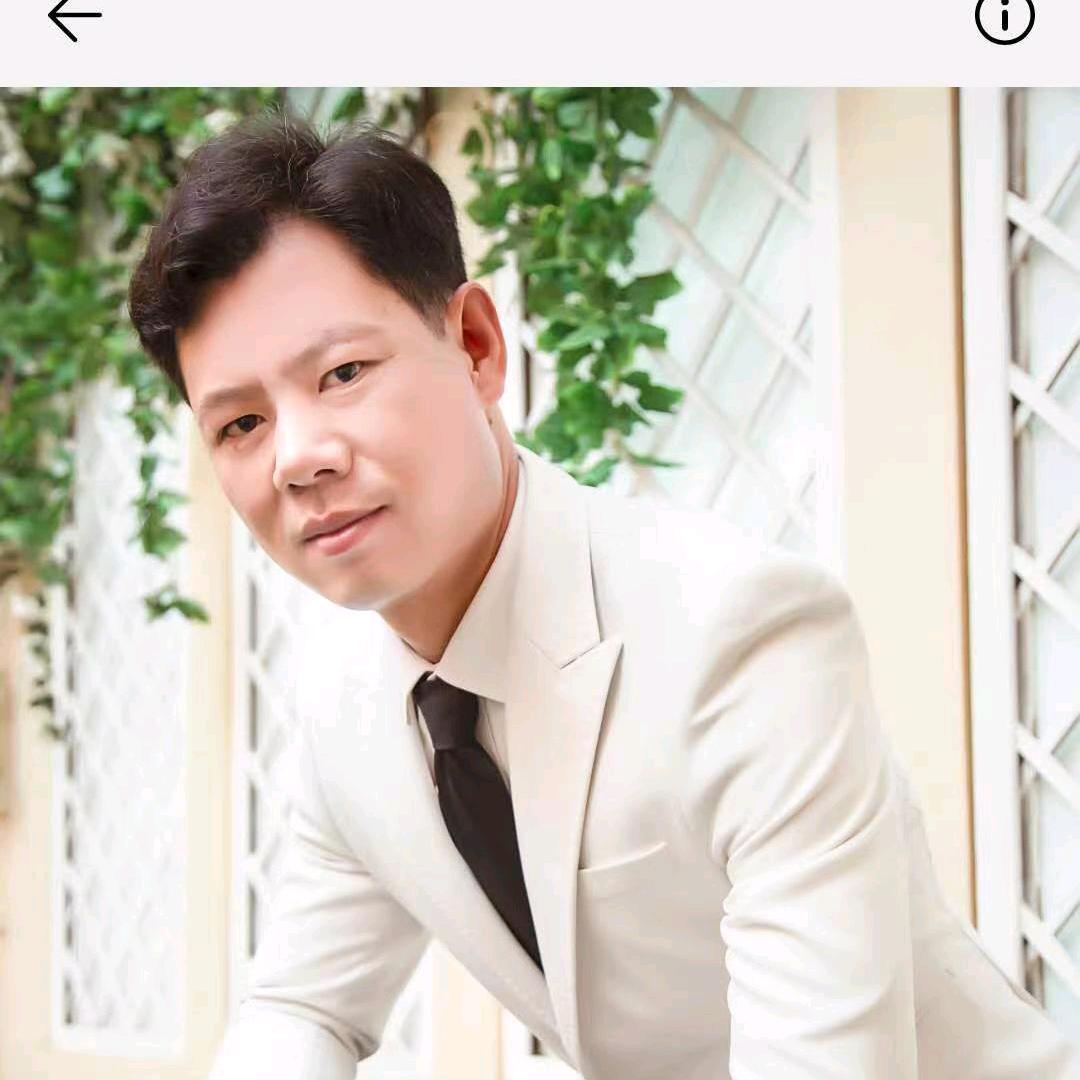 在兴义华联城花鸟市场卖酒的简哥
