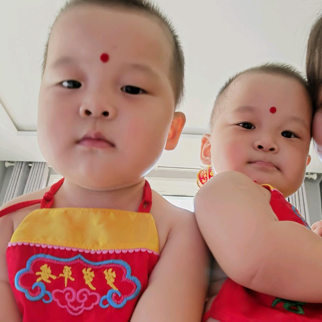 两个憨憨的妈妈