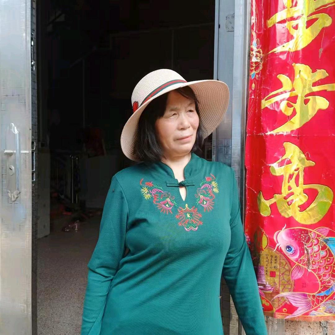 何娥英