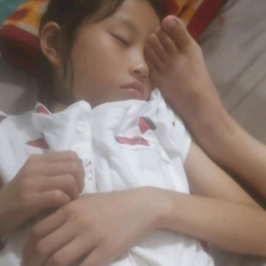 卖柴火的小男孩