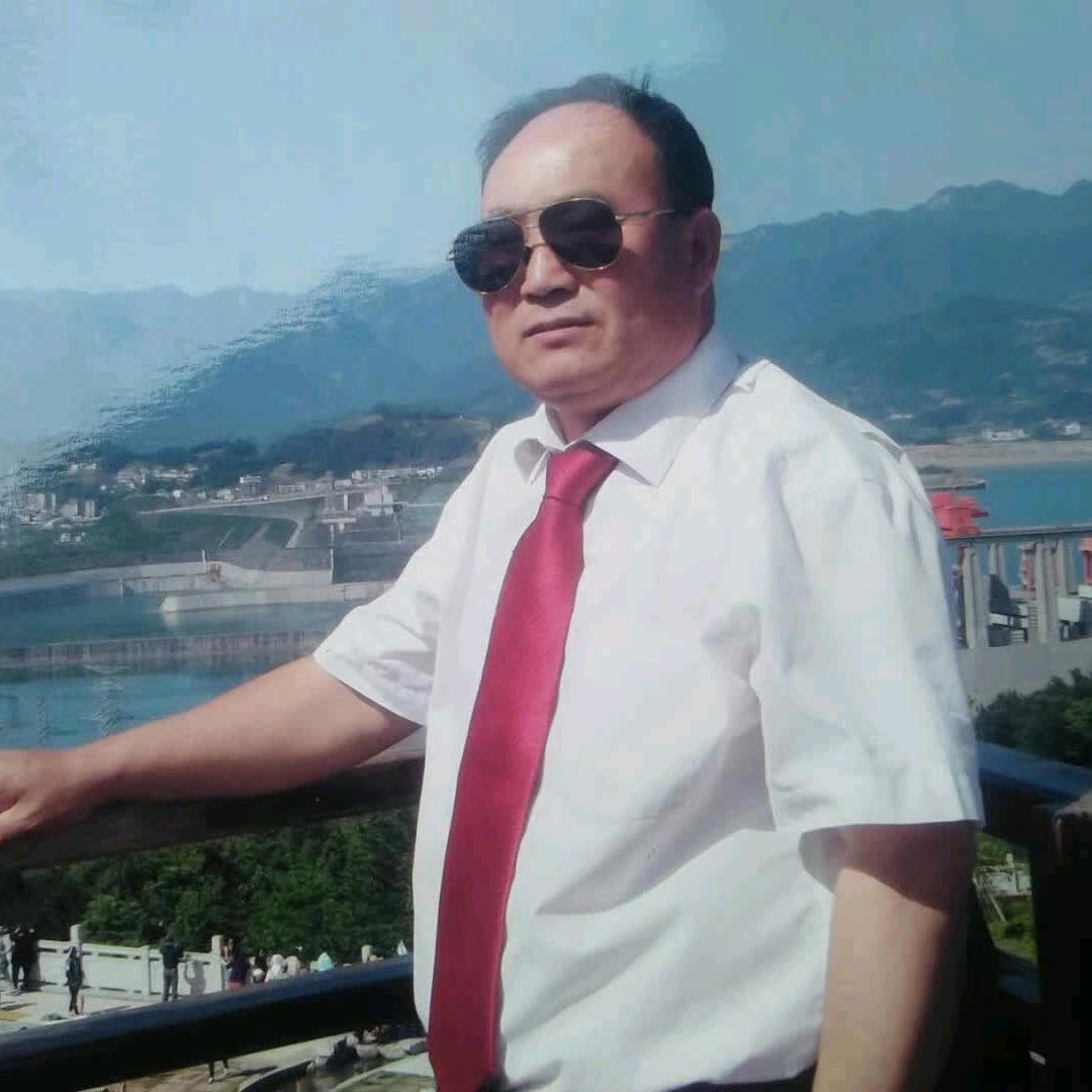 德艺双馨何召文