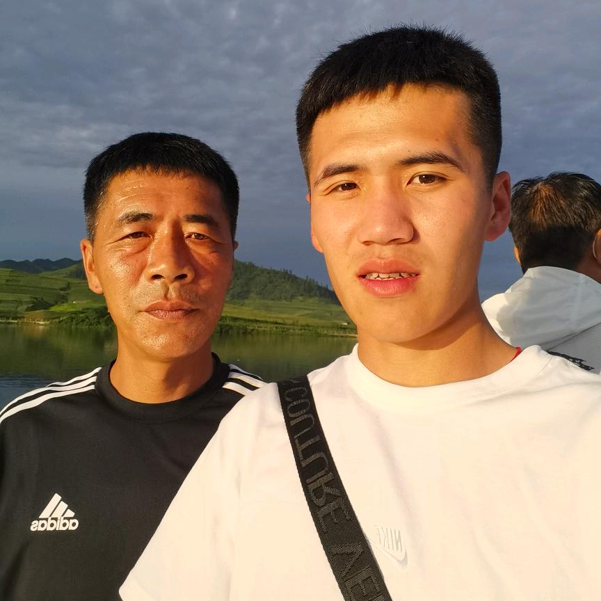 小何……………