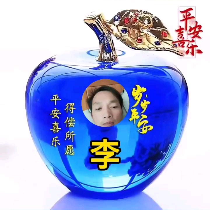 抱着酒瓶的男人