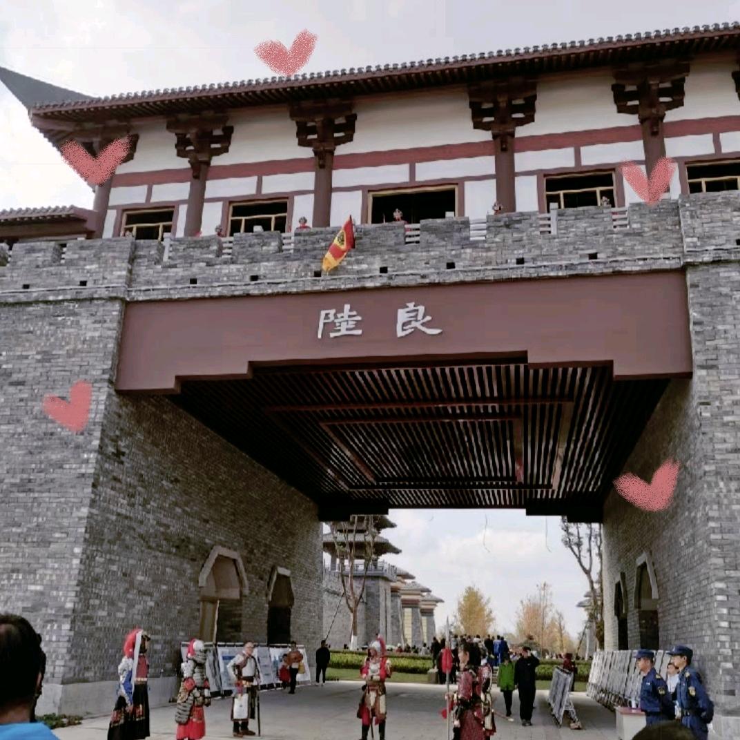 英俊潇洒陆良小伙