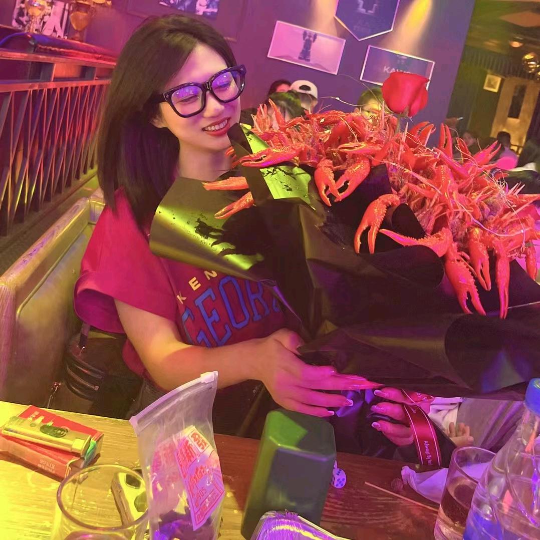 虾一跳老板娘