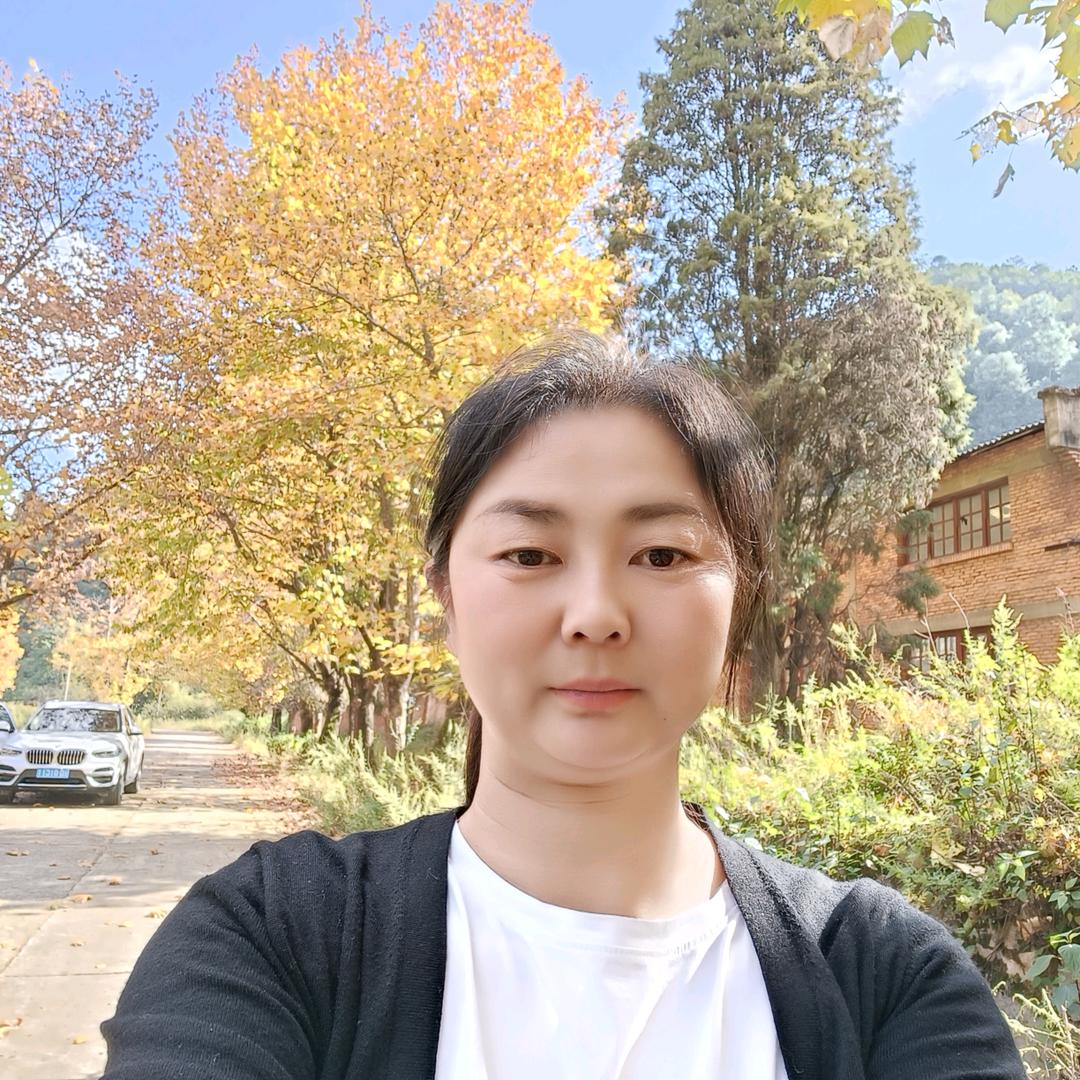马龙区卖钢材.彩钢瓦的小姐姐