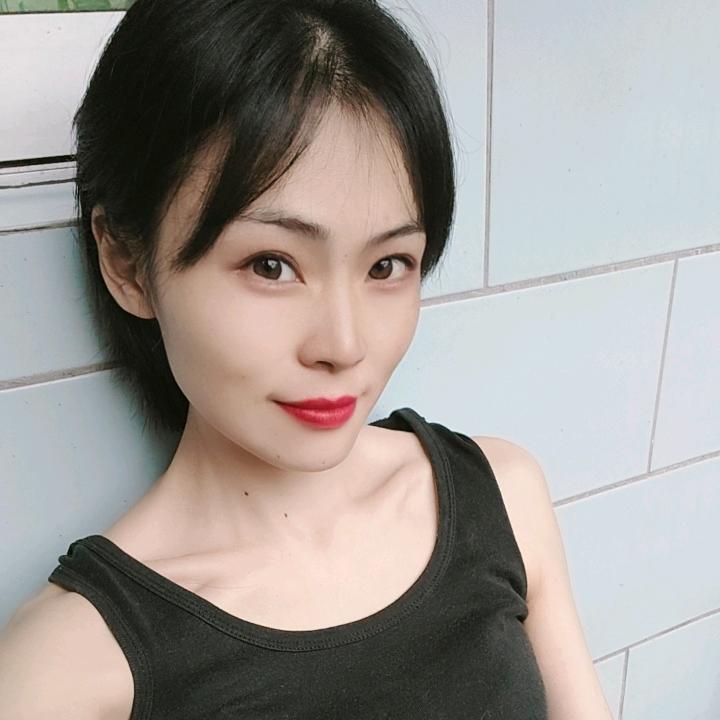 婷婷(ง •̀_•́)ง