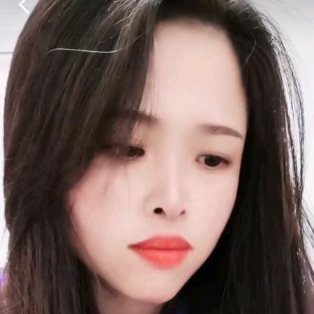 小何何