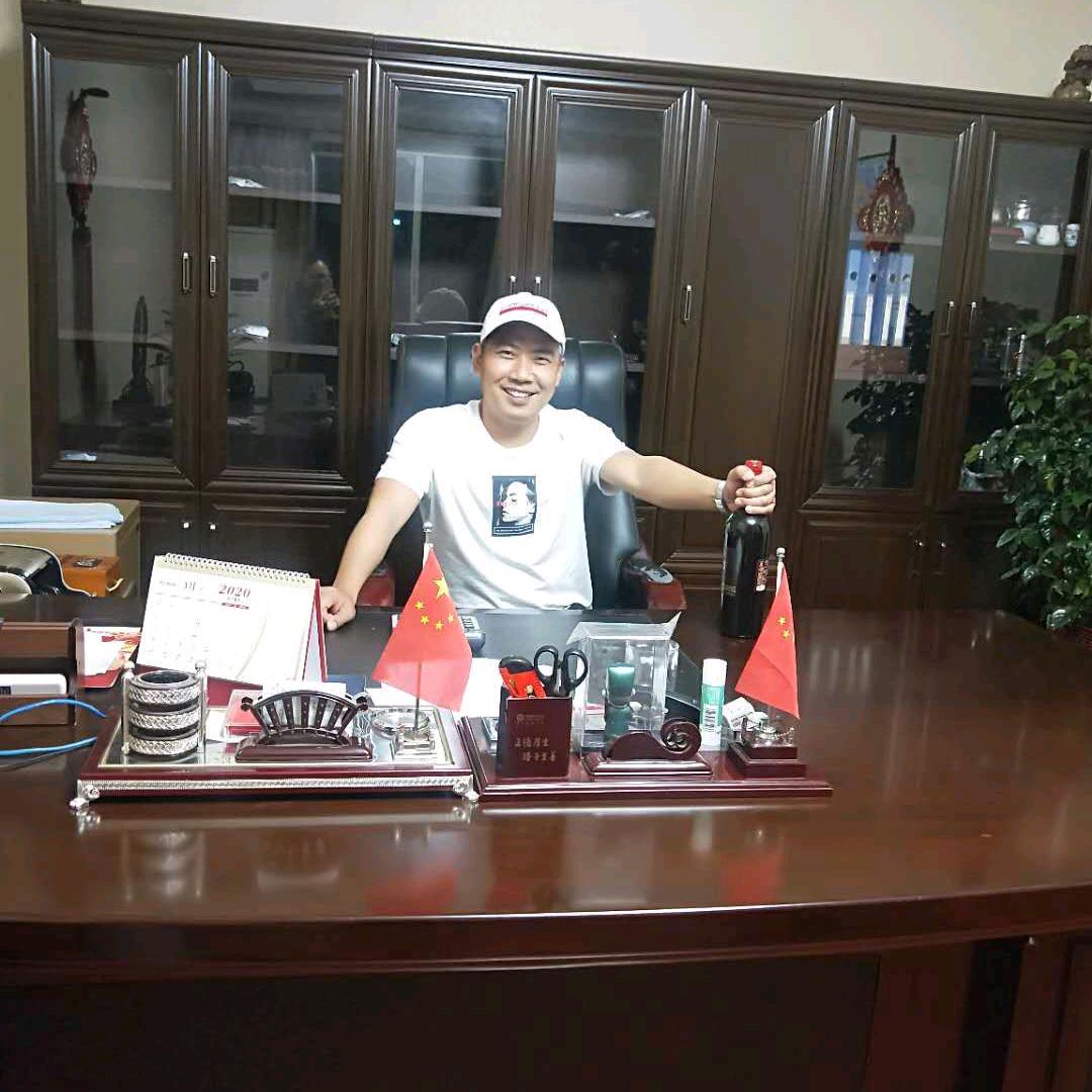 亮哥围裙哥。