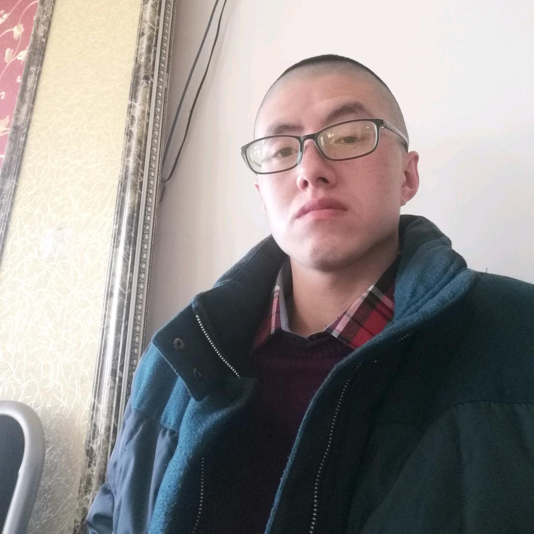 戴眼镜修电器那小伙