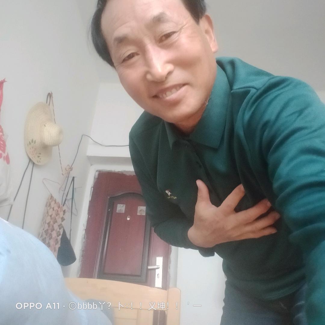 用户305794311852肩上的云。